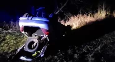 Spał na poboczu, potem próbował uciekać. Po chwili jego auto leżało na dachu