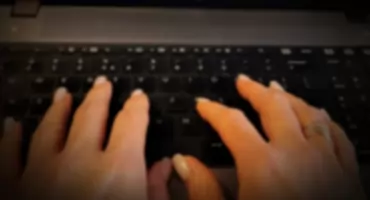 Oszustwa w sieci przed świętami coraz częstsze. Policja ostrzega: uważaj na super promocje!