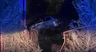 Pijany kierowca rozbił ogrodzenia i uszkodził dom jednorodzinny