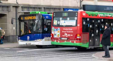 Białystok na świątecznej trasie - wyjątkowe autobusy pełne zimowych motywów
