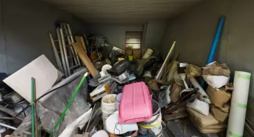 Lokale po zbieraczach – kto odpowiada za opróżnianie mieszkań po zmarłych w Białymstoku?