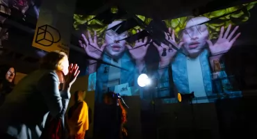 Teatr spotkał sztuczną inteligencję. „impAKT” jako eksperyment na styku sztuki i technologii