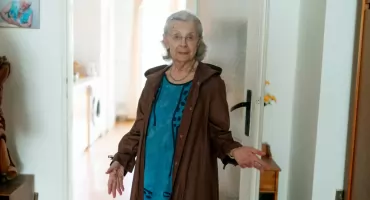 Kiedy urzędnik może zapukać do drzwi seniora? ZUS wyjaśnia