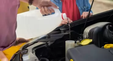 Zamarza, nie czyści, szkodzi. Alarmujące wyniki badań płynów do spryskiwaczy