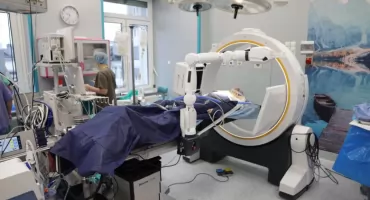 Neurochirurgia przyszłości w Białymstoku. Roboty zmieniają sposób operowania mózgu i kręgosłupa