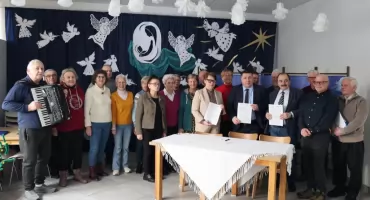 Nowe wsparcie dla seniorów w Łomży. Ruszają usługi mobilnej pielęgniarki i warsztaty geriatryczne