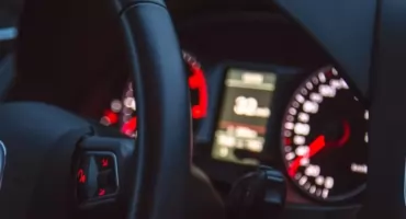 Choinka na desce rozdzielczej? To zima testuje auto