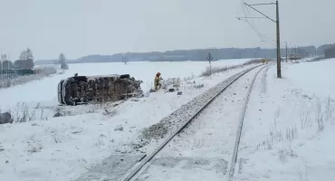 Diabelnie śliskie Podlaskie. Czarny lód na drogach, białe chodniki i dramat na torach 