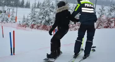 Bezpieczne ferie w Szelmencie: Policyjne patrole na nartach i Zimowy Dekalog