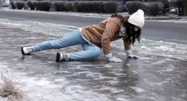 Uważaj pod nogi! Chodniki w regionie to pułapka, a u ortopedów kolejki