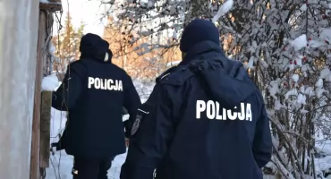 Nocny patrol ocalił życie. Policjanci znaleźli 58-latka w wiacie śmietnikowej