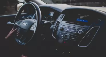 Bez portfela, ale nie bez uprawnień. Co musi mieć ze sobą kierowca?