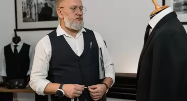 Garnitur szyty na miarę - klucz do profesjonalnego wizerunku w pracy