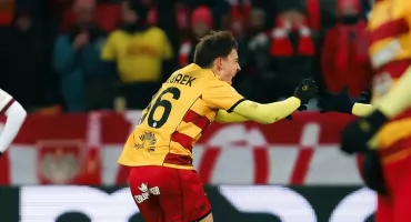 Jagiellonia zamroziła miliony z Widzewa. Siemieniec pyta o sens grania w mrozie, Mazurek się cieszy
