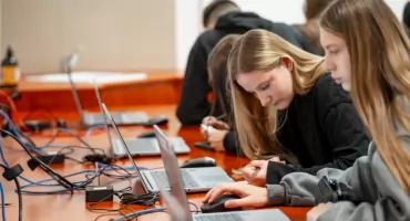 Ponad 5,3 tys. nowych laptopów i tabletów trafiło do białostockich szkół