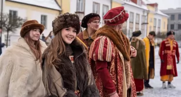 Maturzyści zatańczyli poloneza na Rynku Kościuszki. To już 17. taka studniówka w Białymstoku [ZDJĘCIA]