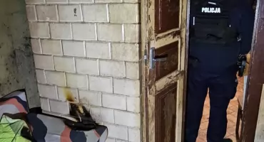Policjanci z Hajnówki uratowali 64-latka przed pożarem w domu