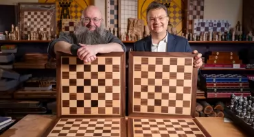Szachowe arcydzieła w Supraślu. Ręcznie robione szachownice i mistrz świata na wyciągnięcie ręki
