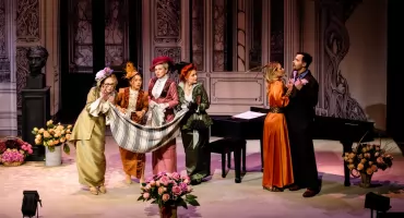 Marzec na scenie w Białymstoku - komedie, premiera i teatralny Dzień Kobiet