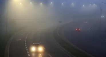 Uwaga na drogach! Gęsta mgła i roztopy w Podlaskiem. IMGW ostrzega