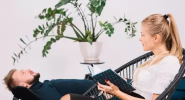 Na czym opiera się terapia Gestalt? 