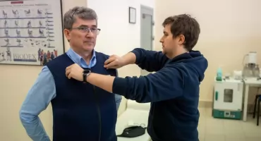 Wynalazki na Politechnice Białostockiej. Inteligentna kamizelka uchroni seniorów przed upadkiem