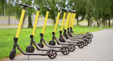 Hulajnogi elektryczne: Bolt znika z centrum Białegostoku, a nowe przepisy uderzą po kieszeni