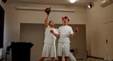 Wrona i Niedźwiedź zapraszają do teatru!