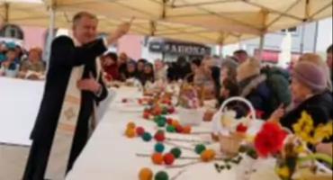 Białystok święci pokarmy pod Ratuszem. Żółto-czerwone święcenie na stadionie