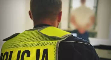 42-latek z pistoletem grasował w sklepach  