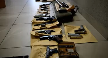 Arsenał ukryty w ścianach. Podlaska policja rozbiła siatkę handlarzy bronią