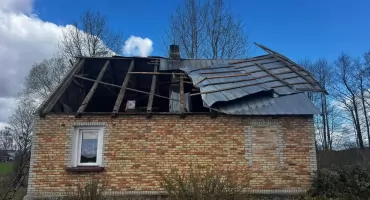 Podlaskie po wielkanocnej wichurze: zerwane dachy, setki interwencji. Zagrożenie nie minęło 