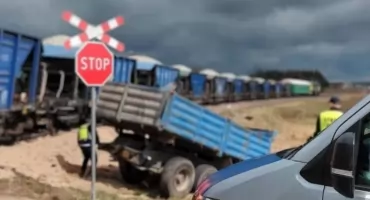 Dramatyczne sceny na torach: pociąg zmiótł do rowu ciągnik 