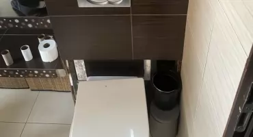 Kryminalna stopa wystawała ze spłuczki czyli łomżyńskie toaletowe ukrycie 