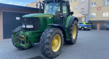 Traktorzysta z przypadku zwiedzał Zambrów. Ukradł ciągnik i uciekał nim przed policją! 