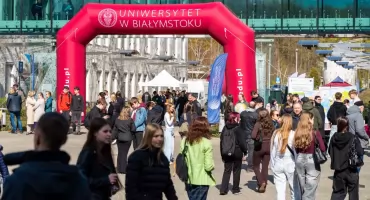 Tłumy młodzieży na kampusie UwB na Dniu Otwartym