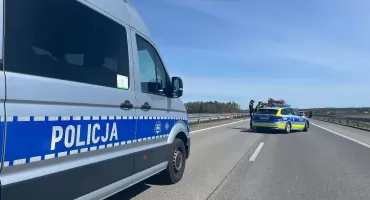 Policyjny pościg pod Łomżą zakończony w szpitalu. Rozbite trzy radiowozy