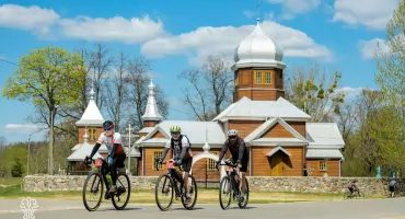 Gravelowe szaleństwo nad Bugiem. Blisko 400 kolarzy opanowało Mielnik