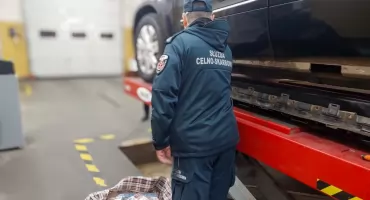 Papierosy w progach i silnikach. Celnicy z Bobrownik rozbili kontrabandę w sześciu autach