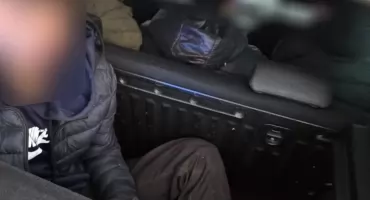Szybka jazda i pasażer w bagażniku. Kurier migrantów wpadł na trasie S61