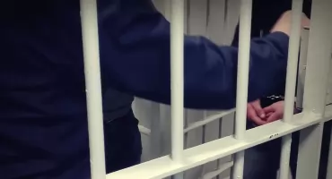 Awantura w łomżyńskim barze. Spał pod stolikiem, a potem zwalniał policjantów