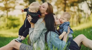 Wyższe wykształcenie i lipcowe wtorki. Jaka jest współczesna polska mama?