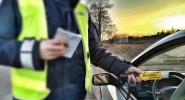 Pijacki slalom zakończony na drzewie. 35-latka rozbiła forda i trafiła do szpitala