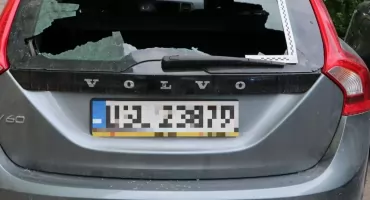 Kamieniami w Jaguara i Volvo! Chuligański rajd 28-latka w Suwałkach przerwany przez policję