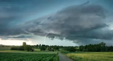 Pilny alert IMGW dla całego Podlasia! Nadciągają niebezpieczne burze i grad
