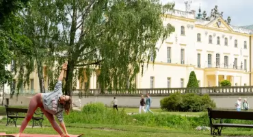Zrelaksuj się w ogrodach pałacu. Rusza letni cykl bezpłatnych zajęć