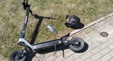 Dwie nastolatki na jednej hulajnodze. Rajd zakończony w szpitalu!