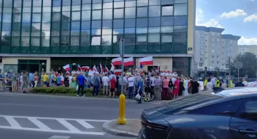Gorący czwartek w Białymstoku. Dwie demonstracje i jedna pikieta czyli ostra bitwa o pakt migracyjny!