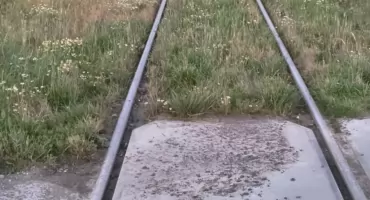 Dramat na torach! Rowerzystka z dzieckiem runęła na przejeździe 