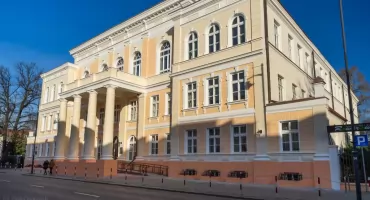 Uniwerek sprzedaje Ekonomię. Miliony za Domek Trębickiego